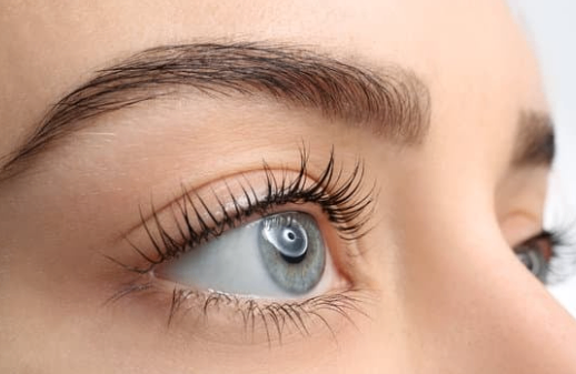 Lash lift je tretman koji podiže i uvija vaše prirodne trepavice, čineći ih duljim i punijim bez potrebe za ekstenzijama. 