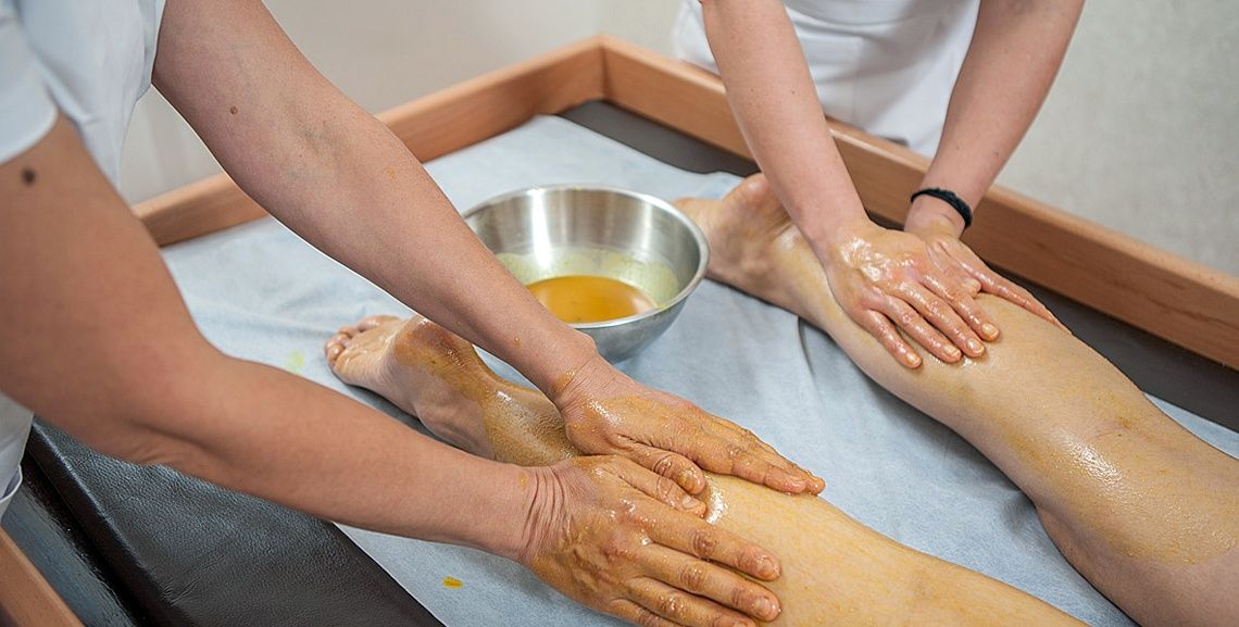 Udvarthana je četveroručna piling masaža, koja se ovisno o vašem konstitucijskom tipu (doši) izvodi suhim biljnim prahom ili vlažnom biljnom pastom, pomiješanom s odgovarajućim tipom ulja. Ona je jedan od rijetkih ayurvedskih tretmana koji imaju dvojako djelovanje –  ujedno opušta i stimulira tijelo, tako da se nakon nje osjećate opušteno, ali istovremeno i puni energije, zbog čega se posebno preporučuje osobama s izraženom kapha došom, koje su sklone zapadati u stanja niske energije.

Ayurveda Udvarthanu smatra najboljim i najzdravijim načinom gubitka kilograma, eliminiranja celulita i smanjivanja masnih naslaga. Udvarthana stimulira limfni sustav i cirkulaciju; specifični pokreti kojima se izvodi pospješuju razbijanje masnih naslaga ispod kože, a sastav paste kojom se izvodi utječe na poboljšanje tena, zbog čega je ovaj tretman posebno omiljen među ženama.

Neke dobrobiti tretmana Udvarthana:

Uklanja celulit i masne naslage.
Jača mišićni tonus.
Revitalizira tijelo i vraća mu energiju.
Otklanja stres.
Uklanja mrtve stanice kože – utječe na poboljšanje tena i pomaže kod pojedinih kožnih oboljenja.