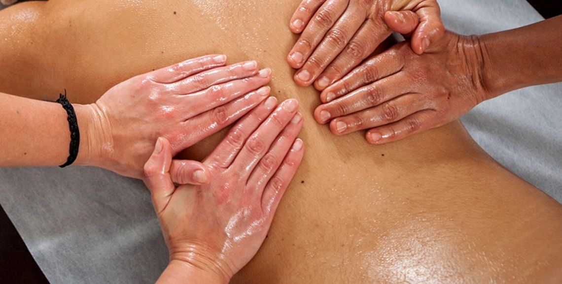 Abhyanga je nježna masaža cijelog tijela herbaliziranim uljima, koju četveroručno izvode dva terapeuta usklađenim pokretima. Tretman pozitivno utječe na zdravlje kostiju i zglobova, hrani tjelesna tkiva (dhatu) i nježno balansira sve tri doše. Koristi se samostalno ili kao dio pripremne terapije za Panchakarmu.

Abhyanga je najrasprostranjeniji ayurvedski tretman, jer se preporučuje izvoditi svako jutro, u sklopu jutarnje higijene, za revitalizaciju i pomlađivanje. Dnevna samomasaža preporučenim uljem hrani tkiva, centrira duh i također proljepšava svaki tip kože.

Neke dobrobiti tretmana Abhyanga:

Potiče cirkulaciju, kao i proces izlučivanja kroz kožu.
Jača središnji živčani sustav – smanjuje napetost i tjeskobu.
Poboljšava kvalitetu sna.
Jača mišiće, kosti i zglobove.
Poboljšava probavu.
Njeguje kožu.
Sprečava bolesti, revitalizira i pomlađuje cijelo tijelo.