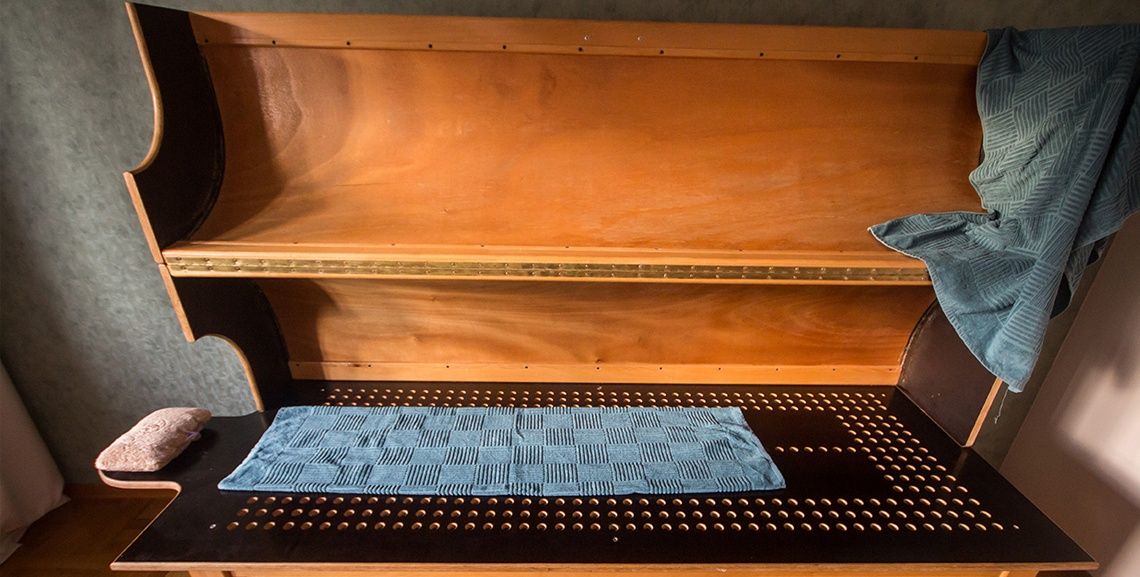 Ayurvedska sauna za otpornije tijelo
Swedana je herbalizirana parna kupka cijelog tijela, koja se izvodi u posebnom stolu koji potiče znojenje. Ona regulira cirkulaciju krvi te kretanje ekstra i intra celularne tekućine; povećava hranjenje stanica te izbacivanje otpadnih tvari iz tkiva.

Swedanom se u Ayurvedi naziva svako terapijsko zagrijavanje tijela. Iako riječ swedana doslovno znači znoj, svrha ovog tretmana nije znojenje već širenje energetskih kanala (shrotas)  i kapilara čime omogućujemo lakše izbacivanje toksina (ama) iz tkiva.

Neke dobrobiti tretmana Swedana:

Poboljšava cirkulaciju, povećava opskrbu nutrijentima u cijelom tijelu.
Smiruje upale, djeluje kao analgetik i ublažava bol.
Obnavlja tjelesna tkiva, jača i očvršćuje tijelo.
Smanjuje ukočenost tijela, omekšava ligamente, uklanja grčeve i opušta mišiće te povećava pokretnost zglobova.
Smanjuje otekline na tijelu
Smanjuje tjelesnu težinu, pomaže kod pretilosti.
Poboljšava ten.