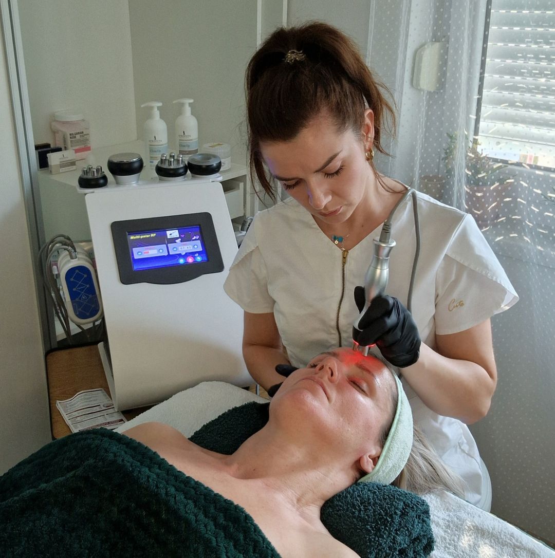 Obnovite svoju kožu lica zahvaljujući samoregeneracijskoj sposobnosti kože!
Primarna primjena microneedling terapije je za pomlađivanje kože i vraćanju njene elastičnosti, no može se uspješno koristiti za tretiranje i ublažavanje stanja kao što su :
• ožiljci od akni
 •hiperpigmentacija
 •bore
 •proširene pore
 •neujednačen ten.