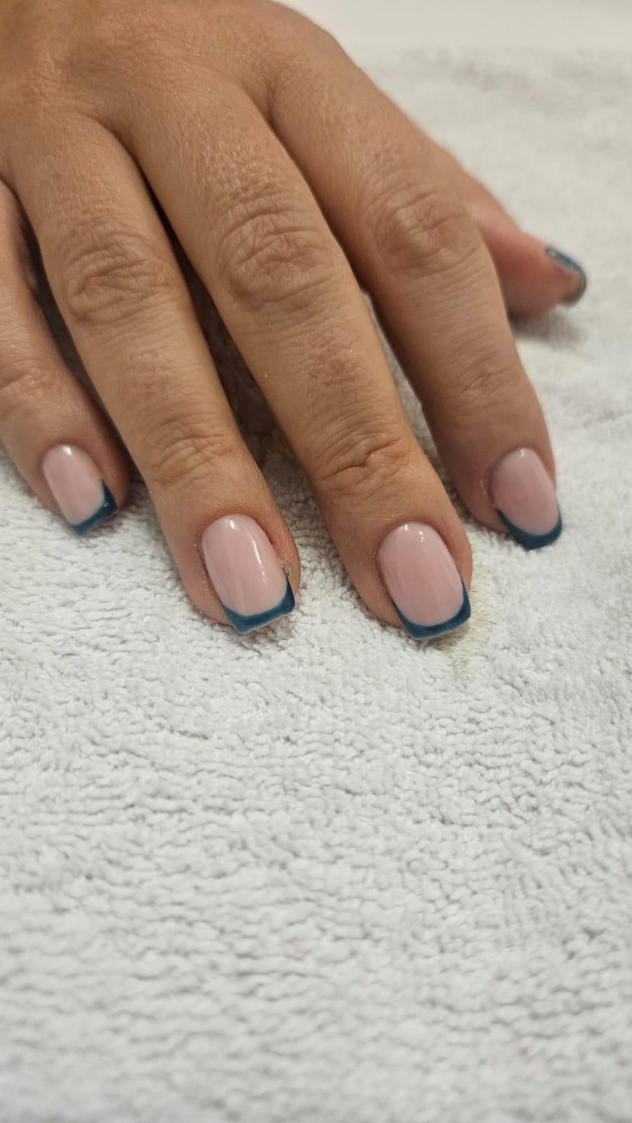 Moderni twist na klasični French, nježno roza podloga s preciznim tamnozelenim rubom pruža elegantan i upečatljiv izgled. Idealna opcija za sve koje vole jednostavnost s karakterom. 