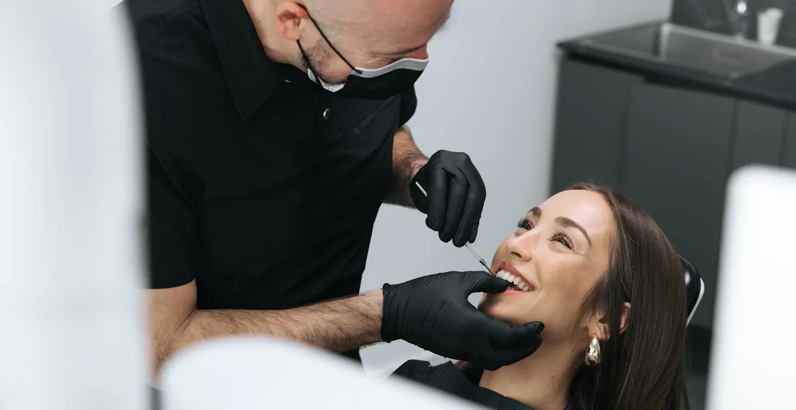 Bez obzira na to zanimaju li vas naše dentalne usluge i poboljšanje vašeg oralnog zdravlja ili ste zainteresirani za unaprjeđenje izgleda i estetske tretmane. Naš stručan tim stoji na raspolaganju, a očekuju vas i individualni plan liječenja ili tretmana te financijska ponuda.