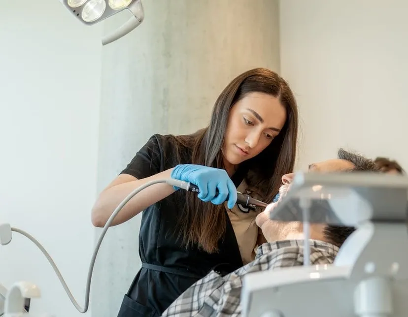 Koji su benefiti čišćenja zubnog kamenca?
Održavanje oralnog zdravlja: Čišćenje zubnog kamenca sprječava nakupljanje bakterija i održava zube i desni zdravima.
Estetski rezultati: Pjeskarenje može ukloniti pigmentacije s površine zuba, čineći ih bjeljima i sjajnijima.
Prevencija oralnih bolesti: Redovito čišćenje smanjuje rizik od karijesa, gingivitisa i drugih oralnih problema.