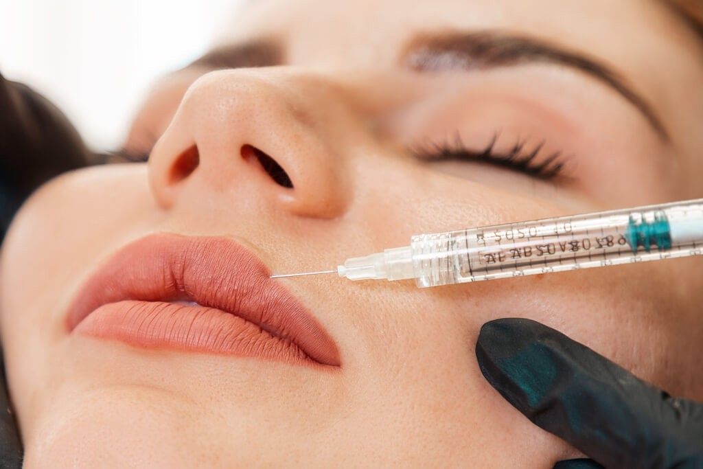 Dermalni hijaluronski fileri popunjaju i nježno podižu kožu kako bi nadoknadili gubitak volumena uzrokovan prirodnim procesom starenja vašeg tijela ili kako bi popunili bore, linije i ožiljke.