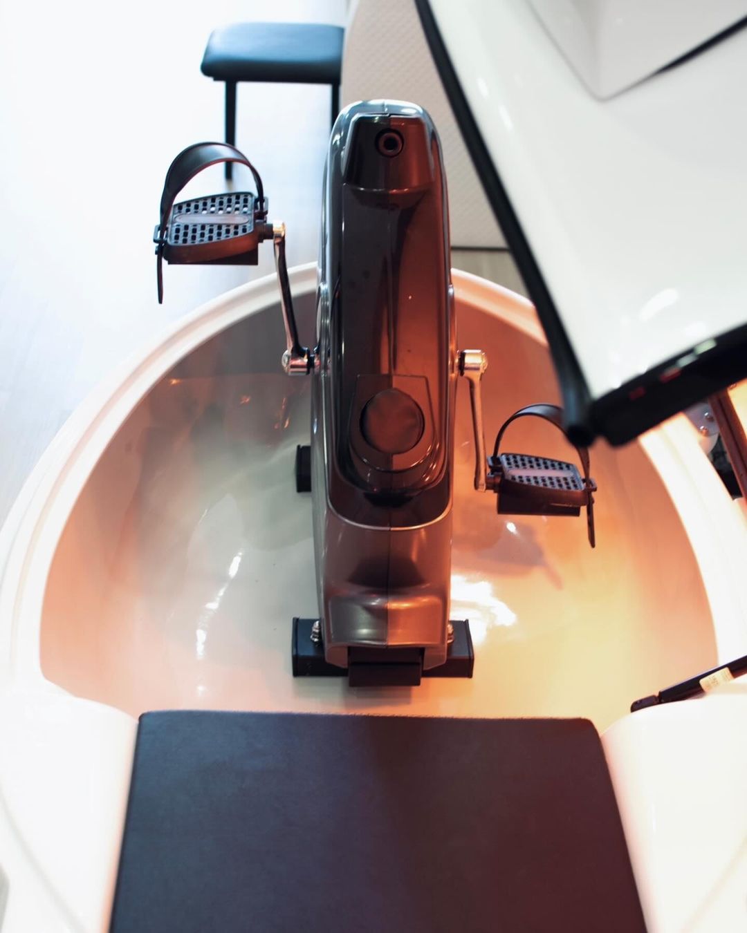 𝐓𝐞𝐡𝐧𝐨𝐥𝐨𝐠𝐢𝐣𝐚: Kombinacija vakuuma (Vacutherm) i infracrvene (Infrared) terapije

𝐅𝐮𝐧𝐤𝐜𝐢𝐣𝐚: Potiče sagorijevanje masnoća, poboljšava cirkulaciju i smanjuje celulit

𝐊𝐚𝐤𝐨 𝐝𝐣𝐞𝐥𝐮𝐣𝐞?

𝐕𝐚𝐜𝐮𝐭𝐡𝐞𝐫𝐦: Stvara podtlak koji potiče bolju prokrvljenost i brže sagorijevanje masnoća

𝐈𝐧𝐟𝐫𝐚𝐫𝐞𝐝: Prodire duboko u tkivo, poboljšava metabolizam i eliminira toksine

𝐏𝐫𝐞𝐝𝐧𝐨𝐬𝐭𝐢::
☑️ Brži rezultati mršavljenja uz manje napora
☑️ Oblikovanje tijela i zatezanje kože
☑️ Poboljšana cirkulacija i detoksikacija organizma