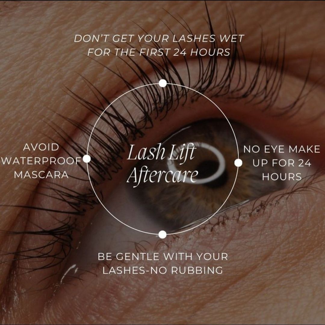 Lash lift je bezbolan keratinski tretman neagresivnog uvijanja i podizanja trepavica koji je osmišljen za sve žene koje ne žele ekstenzije,a žele lijep i zavodljiv pogled. Ovaj tretman sve više dobiva na popularnosti jer je jednostavniji od stavljanja trajnih umjetnih trepavica, jeftiniji i lakši za održavanje, a može jako dobro izgledati, a efekt ovisi o vašim trepavicama.

Lash lift čini upravo to što mu naziv govori – podiže, uvija i daje definiciju vašim trepavicama, koje su u kombinaciji s bojanjem, tamnije i primjetnije.

Rezultat traje od 6-8 tjedana. Ako imate dulje trepavice, čak vam više niti neće biti potrebna maskara.