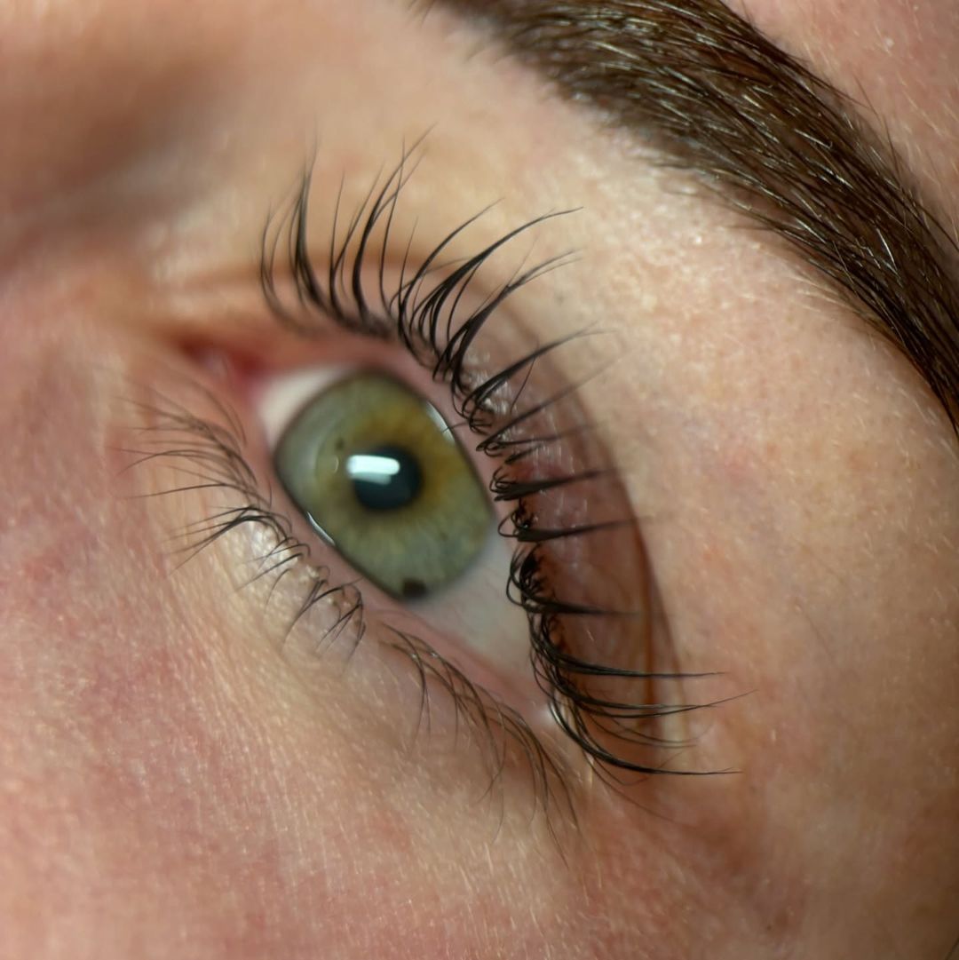 Lash lift je bezbolan keratinski tretman neagresivnog uvijanja i podizanja trepavica koji je osmišljen za sve žene koje ne žele ekstenzije,a žele lijep i zavodljiv pogled. Ovaj tretman sve više dobiva na popularnosti jer je jednostavniji od stavljanja trajnih umjetnih trepavica, jeftiniji i lakši za održavanje, a može jako dobro izgledati, a efekt ovisi o vašim trepavicama.

Lash lift čini upravo to što mu naziv govori – podiže, uvija i daje definiciju vašim trepavicama, koje su u kombinaciji s bojanjem, tamnije i primjetnije.

Rezultat traje od 6-8 tjedana. Ako imate dulje trepavice, čak vam više niti neće biti potrebna maskara.