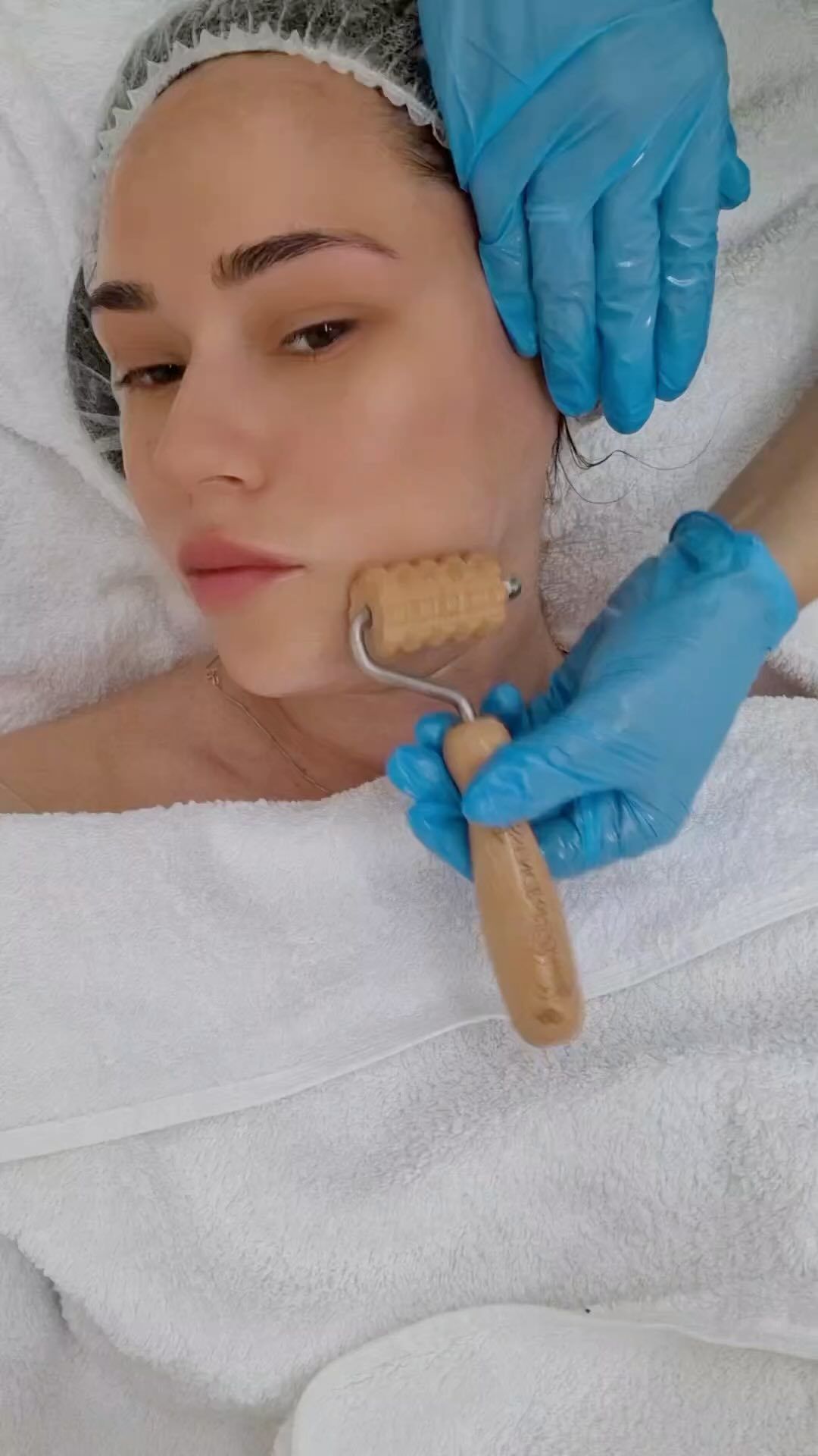 Maderoterapija lica i dekoltea djeluje kao instant mini lifting.. a pitate se kako je to moguće?
U današnjem užurbanom naćinu života rijetko imamo priliku posvetiti se sebi i ti trenutci postaju luksuz. Stres je glavni uzročnik raznim nepravilnostima na koži. Ukoliko je limfa zakrčena toksinima onda ni dovoljna količina kisika ne opskrbljuje stanice kože, zato se gubi i onaj mladenački glow za kojim svi žudimo a nastaju i proširene pore, neujednačen ten, koža izgleda podbuhtlo i sivo..No nije samo estetski problem tu u pitanju. Posebno oblikovanim valjcima se lice drenira i potiče limfu na zdrav rad. Kad je sustav u dobrom balansu onda je pola posla riješeno. Ukoliko se ovaj dio preskače i na to radite samo njegu kože, nećete imati dobre rezultate. Već na pola tretmana je koža vizualno zategnutija i sjajnija, obogaćena kisikom, vitaminima i mineralima za kojima je bila žedna.. Stanite, odmorite misli i prepustite se stručnjacima, s nama ste u sigurnim rukama. Vaša Magnolia🥰