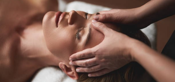 Ayurveda je jedna jako bogati Masaža glave .
koja omogućuje bolji krvnih tok i rješava probleme za glavoboljom,
migrene i sve vrste bolova.