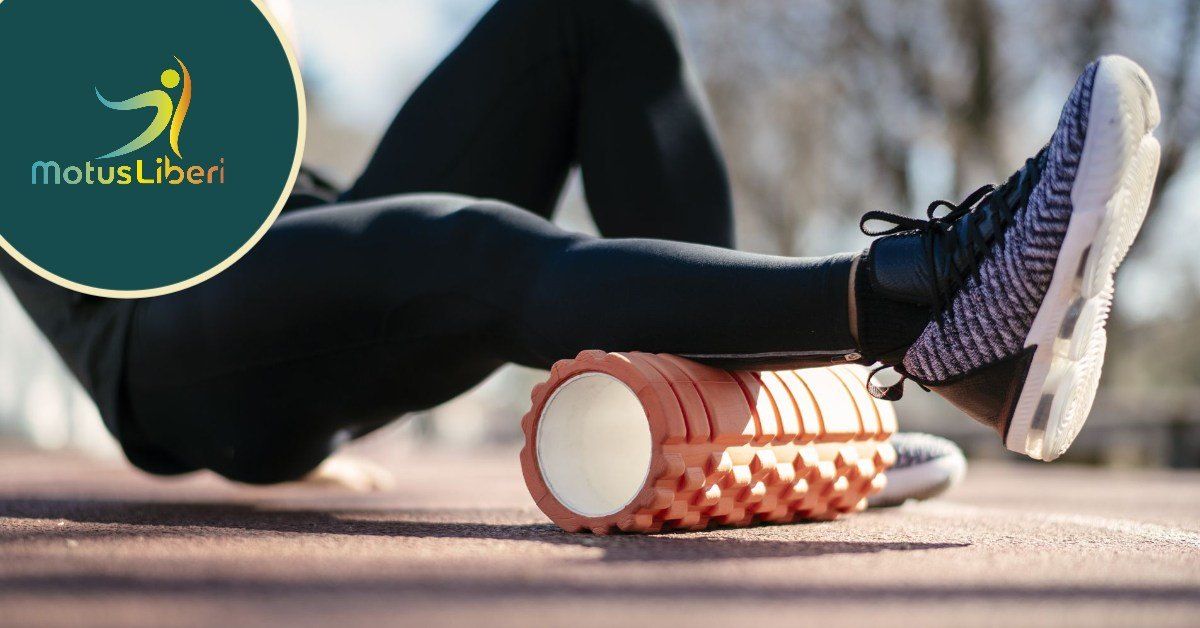 Foam roller ("pjenasti valjak") je odličan alat koji vam može pomoći u pripremi za trening te nakon samog treninga-
Foam rolling je samo-miofascijalna tehnika relaksacije (SMR), dakle oblik masaže pomoću pjenastog valjka.

KAKO DJELUJE?
*jednostavno rečeno
Mehaničkim pritiskom na fasciju, preko rolera te pritiskom samim rolera ,dolazi do bolje kliznosti između slojeva fascije koja je često (ali nije uvijek!!) uzrok smanjenog opsega pokreta.

Učinci "foam rolling-a" su brojni (iako možda diskutabilni) jedan učinak je neosporiv, a to je OSJEĆAJ UGODE!!

iSPROBAJTE I JAVITE DOJMOVE!!😉💪