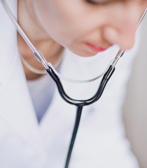Pregled subspecijaliste kardiologa uključuje razgovor o razlogu pregleda, fizikalni pregled i EKG te savjetovanje o terapiji.