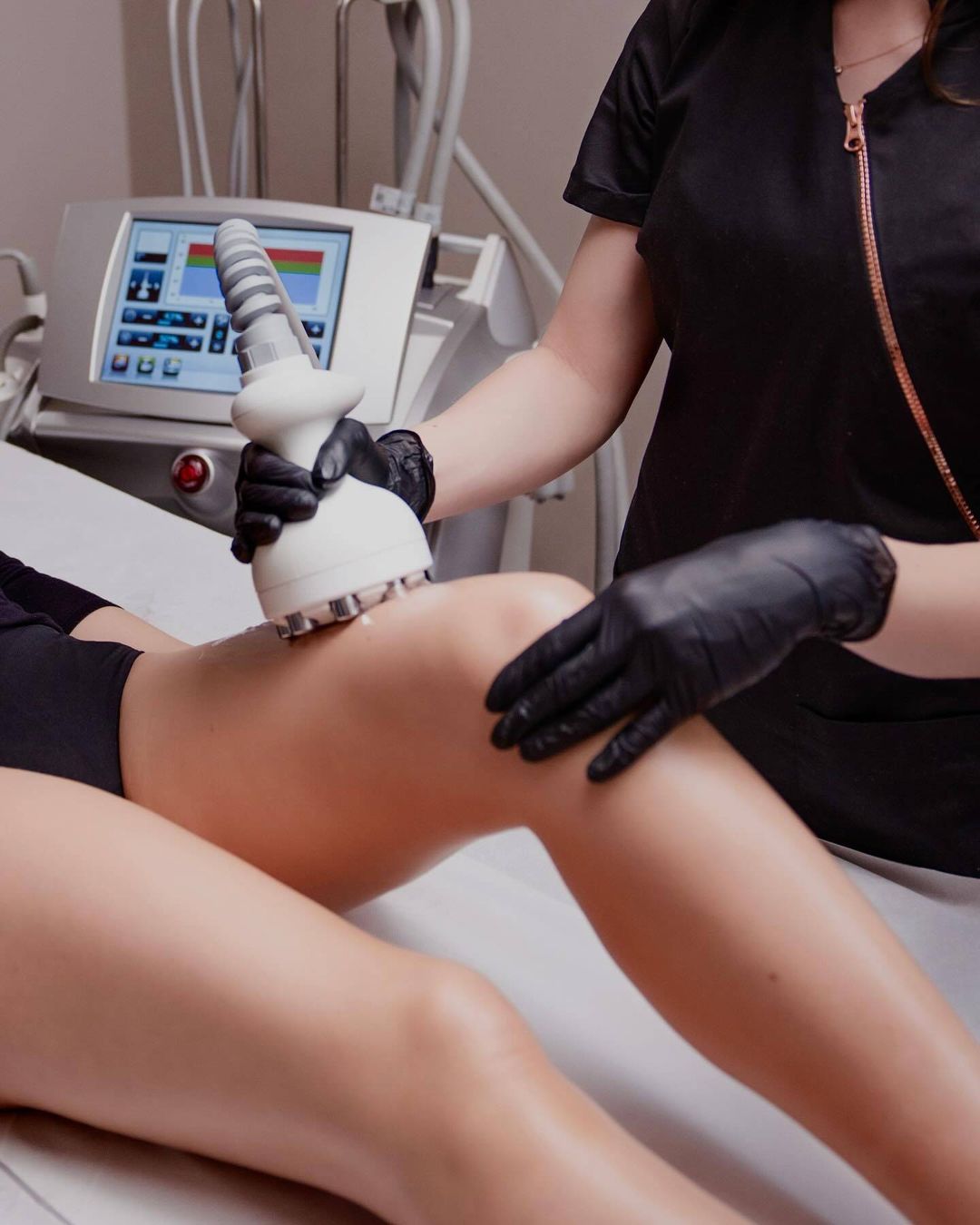 𝐕𝐞𝐧𝐮𝐬 𝐋𝐞𝐠𝐚𝐜𝐲 - moć radiofrekvencije i pulsirajućih elektromagnetskih valova!
Ovaj neinvazivni tretman potiče 𝐳𝐚𝐭𝐞𝐳𝐚𝐧𝐣𝐞 𝐤𝐨ž𝐞, 𝐬𝐦𝐚𝐧𝐣𝐞𝐧𝐣𝐞 𝐜𝐞𝐥𝐮𝐥𝐢𝐭𝐚 𝐢 𝐨𝐛𝐥𝐢𝐤𝐨𝐯𝐚𝐧𝐣𝐞 𝐭𝐢𝐣𝐞𝐥𝐚, a ciljano djeluje na najkritičnije regije, poboljšavajući tonus i stimulirajući prirodnu proizvodnju kolagena🤍

Rezervirajte svoj termin u 𝐂𝐞𝐧𝐭𝐫𝐮 𝐂𝐯𝐣𝐞𝐭𝐧𝐢 