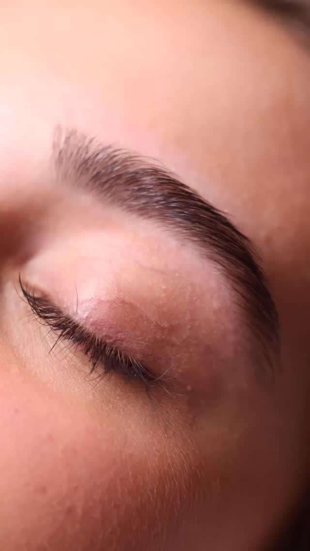 Zahvaljujući pedantnošću našeg stručnog tima, kvalitetnom koncu i nježnom pristupu, 𝐭𝐡𝐫𝐞𝐚𝐝𝐢𝐧𝐠 učinkovito i bezbolno uklanja dlačice iz korijena, bez kemikalija i crvenila na koži.
