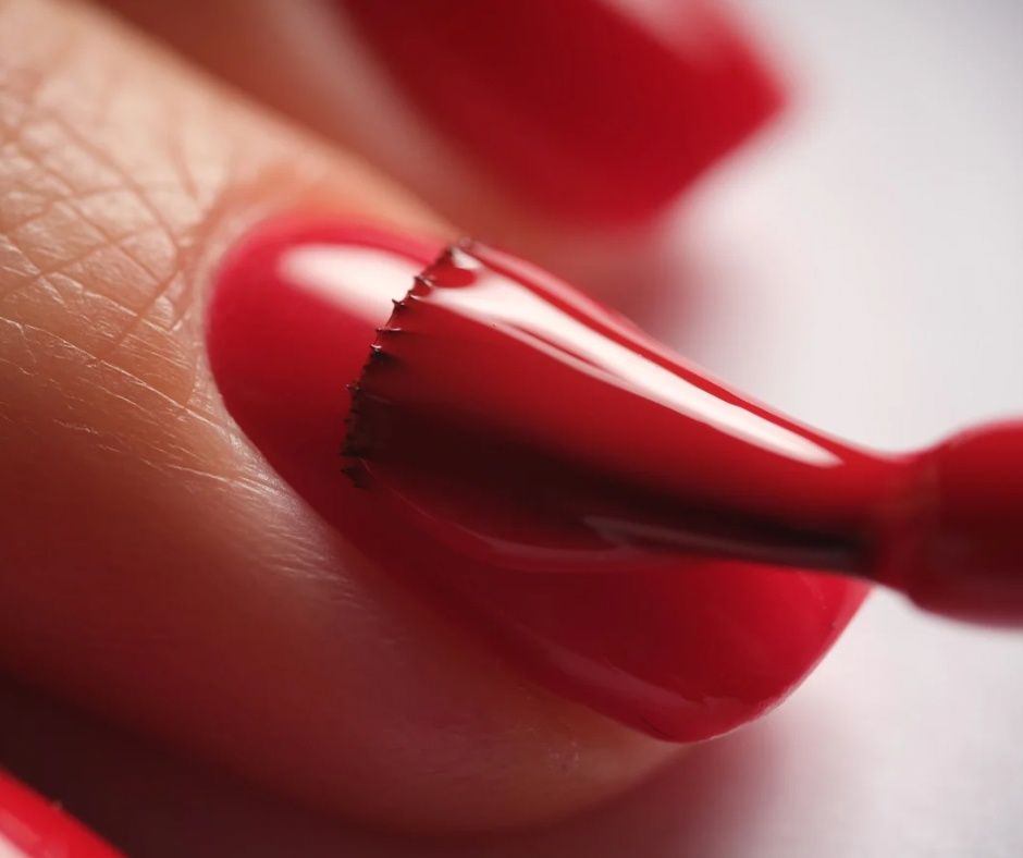 Shellac trajni lak – postojana boja i sjaj bez oštećenja
Za sve koji žele besprijekorne nokte bez svakodnevnog održavanja i straha od oštećenja, Shellac trajni lak idealan je izbor. Ova inovativna formula kombinira jednostavnost nanošenja klasičnog laka s postojanošću i trajnošću gel tehnike, pružajući visoki sjaj i uredan izgled noktiju do čak četiri tjedna – bez gubitka boje, ljuštenja ili zamućenja površine.

Shellac se nanosi nježno, u tankim slojevima, poput običnog laka, a zatim se suši i učvršćuje pod UV lampom. Rezultat je trenutačno suh, visokosjajan završetak, bez potrebe za dodatnim čekanjem ili rizikom od razmazivanja.

Tretman je dostupan u našem estetskom centru u Centru Cvjetni, gdje naši iskusni stručnjaci pažljivo prilagođavaju odabir boje i oblik noktiju vašim željama i prirodnim karakteristikama ruku.