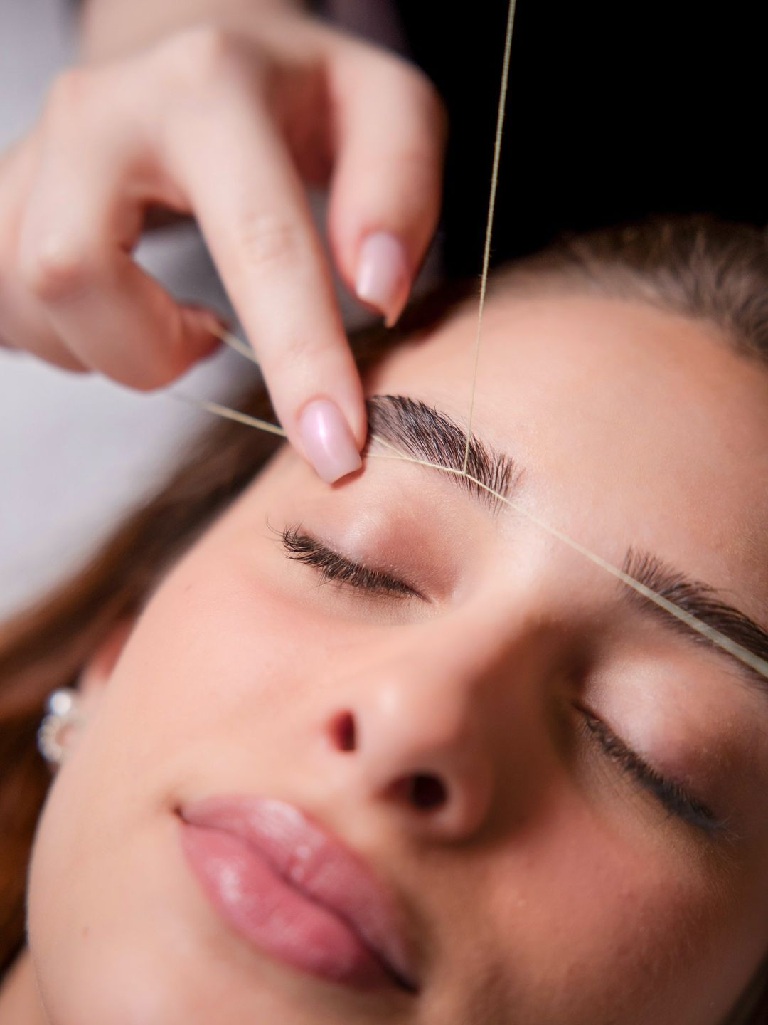 Zahvaljujući pedantnošću našeg stručnog tima, kvalitetnom koncu i nježnom pristupu, 𝐭𝐡𝐫𝐞𝐚𝐝𝐢𝐧𝐠 učinkovito i bezbolno uklanja dlačice iz korijena, bez kemikalija i crvenila na koži.
