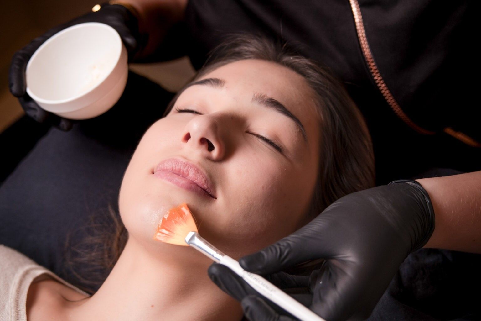 TRETMAN EKSFOLIJACIJE ZA OBNOVU I SJAJ KOŽE
Za one koji žele instantni glow i blistavost kože, ZO Skin Red Carpet Peel predstavlja idealno rješenje. Ovaj tretman dubinski obnavlja kožu, smanjuje vidljive znakove starenja i vraća zdrav, svjež izgled bez potrebe za oporavkom. Naši kvalificirani stručnjaci osiguravaju optimalne rezultate, čineći vašu kožu blistavom i mladenačkom.

Kako djeluje ZO Skin Red Carpet Peel tretman?
ZO Skin Red Carpet Peel je neinvazivan tretman koji koristi snažnu kombinaciju alfa-hidroksi kiselina (AHAs) – glikolnu, mliječnu i citratnu – kako bi učinkovito uklonio mrtve stanice kože, potaknuo regeneraciju i poboljšao teksturu kože. Ovaj tretman stimulira obnovu stanica i vraća koži njezinu prirodnu svježinu, poboljšavajući tonus i smanjujući bore, pigmentacijske mrlje i druge nepravilnosti.

Tretman djeluje brzo i efikasno, bez potrebe za oporavkom, pa je savršen za klijente koji žele blistavu kožu bez iritacija i crvenila. Red Carpet Peel je odličan način za pripremu kože prije važnih događanja ili kao redovita njega za poboljšanje cjelokupnog izgleda lica.