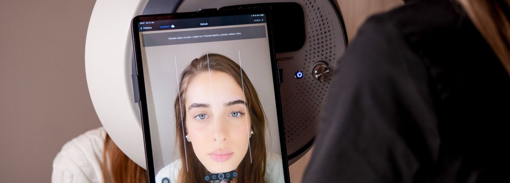 Za one koji žele u potpunosti razumjeti zdravlje i stanje svoje kože, OBSERV analiza kože lica predstavlja najsuvremeniji pristup u analizi i procjeni. Ovaj napredni dijagnostički aparat omogućuje detaljnu analizu kože na nekoliko dubokih slojeva, čime pruža točnu sliku o njenom stanju i omogućava personaliziranu njegu koja odgovara specifičnim potrebama. S ovom analizom klijentima pružamo najučinkovitije tretmane i proizvode koji će postići dugoročne rezultate.