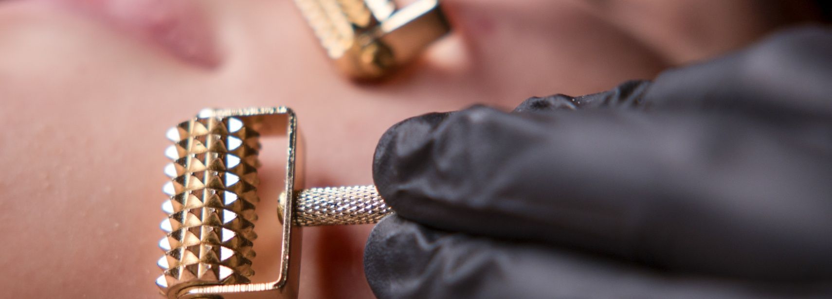 Ako tražite tretman koji dubinski njeguje kožu i smanjuje napetost te uklanja stres, tada je Japanska masaža lica pravi izbor za Vas!

Japanska masaža lica idealna je za sve one koji žele njegovanu i lijepu kožu lica s mladolikim izgledom. Ova masaža se izvodi u četiri pažljivo osmišljene faze, tijekom kojih se niz pokreta izmjenjuje na licu, vratu, dekolteu i vlasištu.

Rezultat tretmana je glatka, zategnuta i regenerirana koža. U nastavku teksta Vam otkrivamo sve što trebate znati o japanskoj masaži lica te zašto biste takav tip masaže trebali uvrstiti u svoju rutinu njege kože lica.