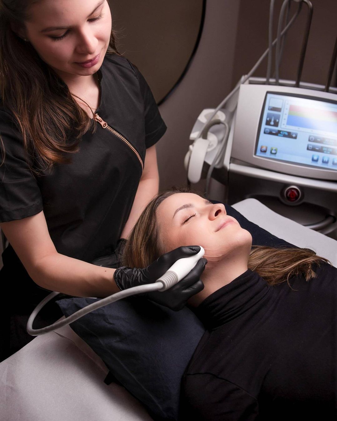 Neinvazivna tehnologija koja kombinira radiofrekvenciju i vakum za učinkovitu regeneraciju kože:
✔ Učvršćuje i podiže konture lica
✔ Potiče stvaranje kolagena i elastina
✔ Vidljivo smanjuje bore i opuštenost kože
✔ Bezbolan tretman bez dodatnog oporavka

Zablistajte uz prirodni lifting efekt i iskoristite ovu ekskluzivnu ljetnu promociju!