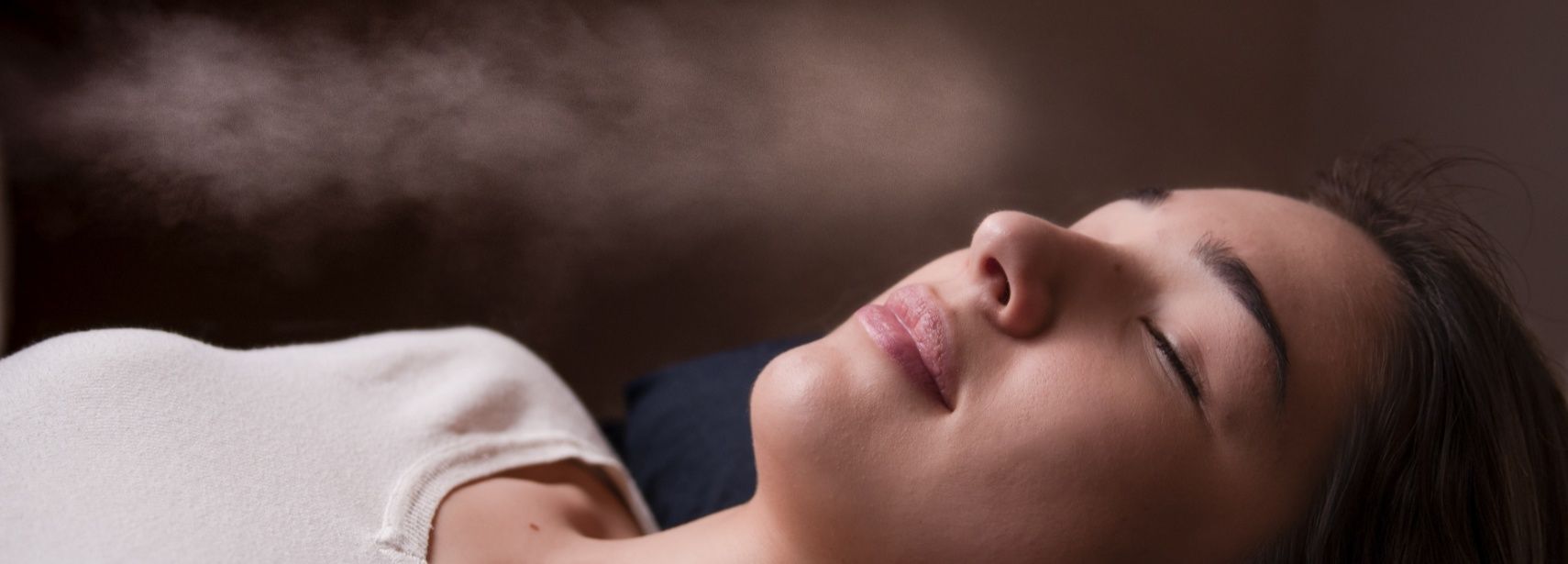 INTENZIVNA NJEGA ZA MASNU I MJEŠOVITU KOŽU
Ako tražite dubinsku njegu koja kombinira napredne tehnike čišćenja, eksfolijacije, kisika i LED svjetla, Luxury tretman lica idealan je izbor. Ovaj tretman traje 90 minuta, a pruža profesionalnu obnovu i detoksikaciju kože s rezultatima koji traju 7 do 10 dana. Posebno je formuliran za masnu i mješovitu kožu, a preporučuje se jednom mjesečno za dugotrajnu čistoću, ravnotežu i zdrav izgled kože.

Kako djeluje MP Luxury tretman?
Ovaj tretman lica je sveobuhvatan protokol koji uključuje temeljito čišćenje, omekšavanje, mehaničko čišćenje, kisik terapiju i LED svjetlo, završavajući s peel-off maskom i završnom njegom. Ne samo da dubinski čisti kožu i uklanja nečistoće, već i potiče regeneraciju stanica te smanjuje višak sebuma, crvenilo i nepravilnosti. Rezultat je čista, zategnuta i uravnotežena koža s vidljivim poboljšanjima teksture i tona.