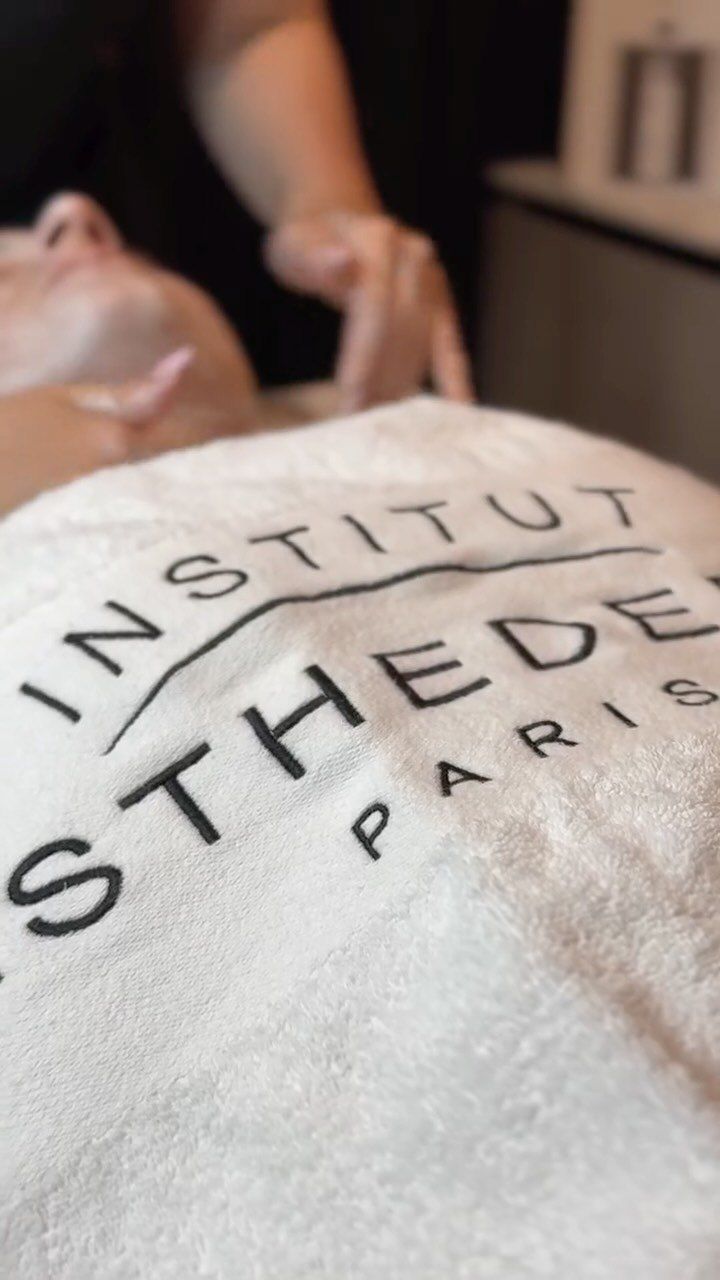 U našim estetskim centrima sada dostupna 𝐭𝐫𝐢 𝐞𝐤𝐬𝐤𝐥𝐮𝐳𝐢𝐯𝐧𝐚 𝐭𝐫𝐞𝐭𝐦𝐚𝐧𝐚, osmišljena prema principima ekobiologije i biotehnologije za izuzetnu njegu kože:
🌺𝐃𝐢𝐬𝐜𝐨𝐯𝐞𝐫𝐲
🌺𝐎𝐱𝐲’𝐇𝐲𝐝𝐫𝐚
🌺𝐄𝐬𝐭𝐡𝐞‑𝐋𝐢𝐟𝐭
 
Svaki tretman se sastoji od četiri profesionalna koraka:
𝐏𝐫𝐢𝐩𝐫𝐞𝐦𝐞 𝐢 č𝐢šć𝐞𝐧𝐣𝐚 𝐤𝐨ž𝐞 → 𝐌𝐚𝐬𝐚ž𝐞 𝐳𝐚 𝐬𝐭𝐢𝐦𝐮𝐥𝐚𝐜𝐢𝐣𝐮 → 𝐀𝐤𝐭𝐢𝐯𝐚𝐜𝐢𝐣𝐞 𝐜𝐢𝐥𝐣𝐚𝐧𝐨𝐦 𝐦𝐚𝐬𝐤𝐨𝐦 𝐳𝐚 𝐥𝐢𝐜𝐞 → 𝐙𝐚𝐯𝐫š𝐧𝐞 𝐧𝐣𝐞𝐠𝐞 𝐢 𝐳𝐚š𝐭𝐢𝐭𝐞 𝐤𝐨ž𝐞
 
𝐈𝐧𝐬𝐭𝐢𝐭𝐮𝐭 𝐄𝐬𝐭𝐡𝐞𝐝𝐞𝐫𝐦 koristi formule bogate 𝐀𝐠𝐞 𝐏𝐫𝐨𝐭𝐞𝐨𝐦™ biotehnologijom i patentiranom 𝐂𝐞𝐥𝐥𝐮𝐥𝐚𝐫 𝐖𝐚𝐭𝐞𝐫™ tehnologijom, što osigurava intenzivnu revitalizaciju, elastičnost i dugotrajnu mladolikost kože.
 
📍 Dostupno ekskluzivno u 𝐑𝐞𝐧𝐞𝐬𝐤𝐢𝐧𝐬 𝐛𝐲 𝐁𝐚𝐠𝐚𝐭𝐢𝐧 estetskim centrima – rezervirajte tretman koji vaša koža zaslužuje!