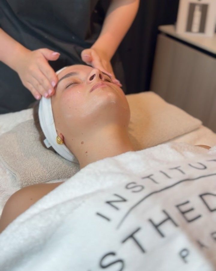 Otkrijte novitet u našoj ponudi – 𝐈𝐧𝐬𝐭𝐢𝐭𝐮𝐭 𝐄𝐬𝐭𝐡𝐞𝐝𝐞𝐫𝐦 𝐭𝐫𝐞𝐭𝐦𝐚𝐧𝐞!🌺

U našim estetskim centrima dostupna su 𝐭𝐫𝐢 𝐞𝐤𝐬𝐤𝐥𝐮𝐳𝐢𝐯𝐧𝐚 𝐭𝐫𝐞𝐭𝐦𝐚𝐧𝐚, osmišljena prema principima ekobiologije i biotehnologije za izuzetnu njegu kože:
🌺𝐃𝐢𝐬𝐜𝐨𝐯𝐞𝐫𝐲
🌺𝐎𝐱𝐲’𝐇𝐲𝐝𝐫𝐚
🌺𝐄𝐬𝐭𝐡𝐞‑𝐋𝐢𝐟𝐭
 
Svaki tretman se sastoji od četiri profesionalna koraka:
𝐏𝐫𝐢𝐩𝐫𝐞𝐦𝐞 𝐢 č𝐢šć𝐞𝐧𝐣𝐚 𝐤𝐨ž𝐞 → 𝐌𝐚𝐬𝐚ž𝐞 𝐳𝐚 𝐬𝐭𝐢𝐦𝐮𝐥𝐚𝐜𝐢𝐣𝐮 → 𝐀𝐤𝐭𝐢𝐯𝐚𝐜𝐢𝐣𝐞 𝐜𝐢𝐥𝐣𝐚𝐧𝐨𝐦 𝐦𝐚𝐬𝐤𝐨𝐦 𝐳𝐚 𝐥𝐢𝐜𝐞 → 𝐙𝐚𝐯𝐫š𝐧𝐞 𝐧𝐣𝐞𝐠𝐞 𝐢 𝐳𝐚š𝐭𝐢𝐭𝐞 𝐤𝐨ž𝐞
 
𝐈𝐧𝐬𝐭𝐢𝐭𝐮𝐭 𝐄𝐬𝐭𝐡𝐞𝐝𝐞𝐫𝐦 koristi formule bogate 𝐀𝐠𝐞 𝐏𝐫𝐨𝐭𝐞𝐨𝐦™ biotehnologijom i patentiranom 𝐂𝐞𝐥𝐥𝐮𝐥𝐚𝐫 𝐖𝐚𝐭𝐞𝐫™ tehnologijom, što osigurava intenzivnu revitalizaciju, elastičnost i dugotrajnu mladolikost kože.
 
Rezervirajte svoj termin na vrijeme!