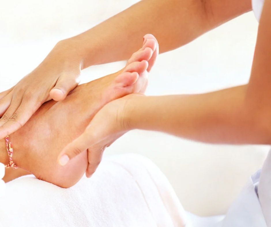 Ruska pedikura predstavlja suvremeni standard u profesionalnoj njezi stopala i noktiju, poznata po visokoj preciznosti, dugotrajnom rezultatu i besprijekornoj higijeni. Za razliku od klasične pedikure, izvodi se potpuno suho, bez namakanja stopala, što omogućuje veću kontrolu u radu i smanjuje rizik od oštećenja kože.

Tretman se izvodi uz pomoć specijalizirane električne brusilice i preciznih nastavaka, čime se detaljno obrađuje kutikula, površina nokta i koža oko njega. Rezultat je uredan, gladak i estetski dotjeran izgled stopala i noktiju – idealan za klijente koji traže visoke estetske i higijenske standarde.

U našem estetskom centru u Centru Cvjetni, Rusku pedikuru izvode stručno educirani tehničari, pažljivo i higijenski, uz korištenje sterilnih alata i profesionalnih proizvoda.