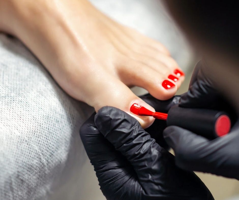 Klasična pedikura je temeljna rutina njege stopala koja kombinira funkcionalnu i estetsku komponentu, pružajući osjećaj svježine, urednosti i opuštenosti. Ovaj tretman idealan je za sve koji žele njegovane nokte i glatku kožu stopala bez invazivnih ili medicinskih zahvata.

U našem estetskom centru u Centru Cvjetni, klasičnu pedikuru izvode educirani stručnjaci, s naglaskom na higijenu, preciznost i individualne potrebe svakog klijenta. Tretman uključuje osnovne korake njege noktiju, kutikule i kože stopala, a može se završiti i lakiranjem u nijansi po izboru.