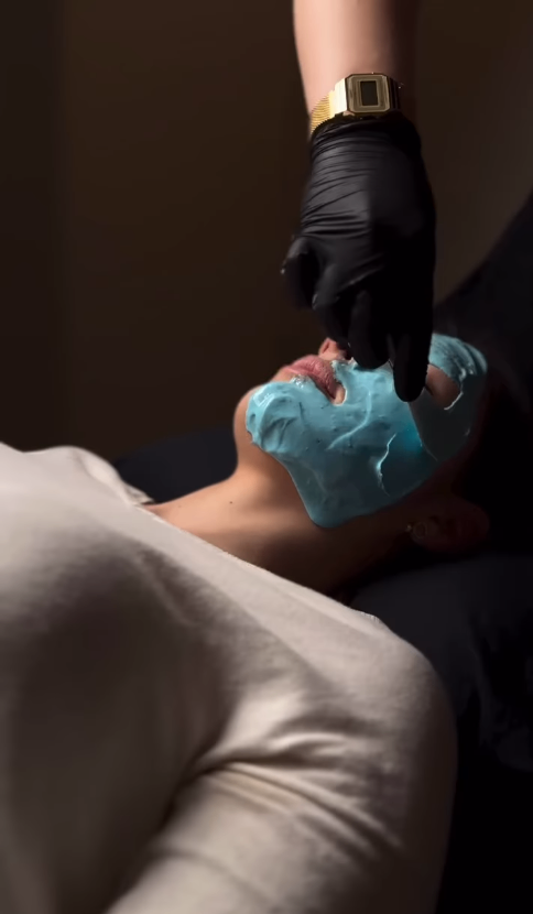 Ovaj 𝟑𝟎-𝐦𝐢𝐧𝐮𝐭𝐧𝐢 𝐭𝐫𝐞𝐭𝐦𝐚𝐧 uključuje:
• temeljito čišćenje
• nježan vitamin C piling
• umirujuću masažu lica, vrata i dekoltea
• peel off masku koja kožu ostavlja hidratiziranom, revitaliziranom i blistavom
• završnu njegu