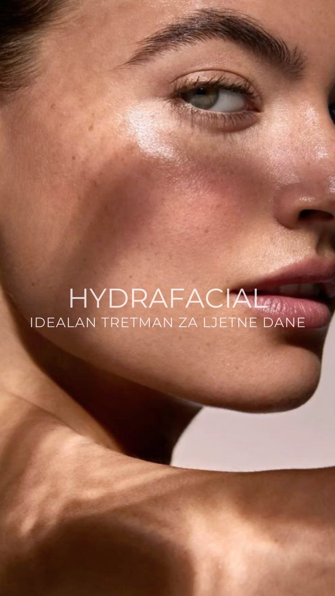 Posjetite naše estetske centre i zaljubite se u 𝐇𝐲𝐝𝐫𝐚𝐅𝐚𝐜𝐢𝐚𝐥 – savršen ljetni saveznik za blistavu kožu!

Ljeti koža gubi vlagu brže, izložena je UV zračenju, soli i znojenju – što može dovesti do dehidracije, začepljenih pora i beživotnog tena.

💧 HydraFacial tretman nježno, ali 𝐝𝐮𝐛𝐢𝐧𝐬𝐤𝐢 č𝐢𝐬𝐭𝐢 𝐤𝐨ž𝐮, 𝐮𝐤𝐥𝐚𝐧𝐣𝐚 𝐦𝐫𝐭𝐯𝐞 𝐬𝐭𝐚𝐧𝐢𝐜𝐞, 𝐡𝐢𝐝𝐫𝐢𝐫𝐚 𝐢 𝐨𝐛𝐧𝐚𝐯𝐥𝐣𝐚 – bez crvenila i bez oporavka.
🌸 Idealan je za sve tipove kože, osobito u toplim mjesecima kada je važno sačuvati prirodni balans, osvježiti lice i zadržati zdrav sjaj.

📅 Preporučujemo ga prije ljetovanja za 𝐝𝐞𝐭𝐨𝐤𝐬 𝐤𝐨ž𝐞 i nakon sunčanja kako biste 𝐮𝐦𝐢𝐫𝐢𝐥𝐢, 𝐧𝐚𝐡𝐫𝐚𝐧𝐢𝐥𝐢 𝐢 𝐫𝐞𝐯𝐢𝐭𝐚𝐥𝐢𝐳𝐢𝐫𝐚𝐥𝐢 kožu lica.

𝐑𝐞𝐳𝐞𝐫𝐯𝐢𝐫𝐚𝐣𝐭𝐞 𝐬𝐯𝐨𝐣 𝐭𝐞𝐫𝐦𝐢𝐧 i pružite koži ono što zaslužuje – dubinsku njegu s trenutnim efektom svježine.