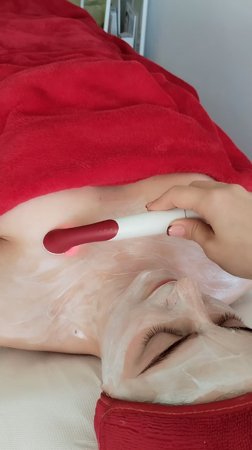 ✨HYDRADERMIE YOUTH✨
✨zvijezda tretmana ljepote
✨Hydradermie tretman u sebi spaja patentirane metode rada vrhunskog uređaja, aktivne sastojke posebno dizajnirane kozmetike i masažne pokrete koji pomlađuju, hidratiziraju i regeneriraju kožu, te joj vraćaju mekoću i podatnost
✨Odmah po završetku tretmana koža je hidratizirana i ugodna na dodir, a lice je zadobilo blistav, zdrav izgled. Bore i linije vidljivo su smanjene, a koža zategnutija